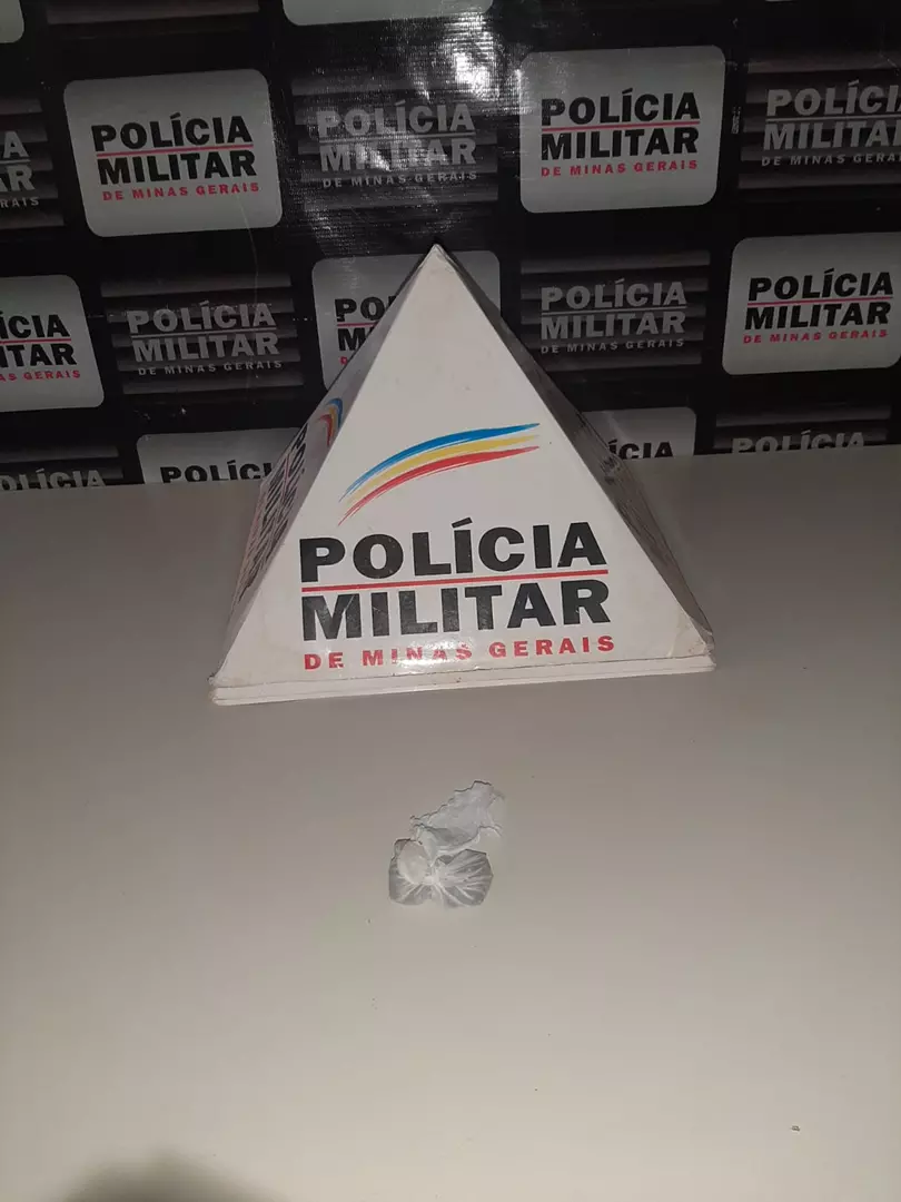 POLÍCIA MILITAR PRENDE AUTOR POR USO E CONSUMO DE DROGAS QUE PEGAVA RABEIRA EM ÔNIBUS